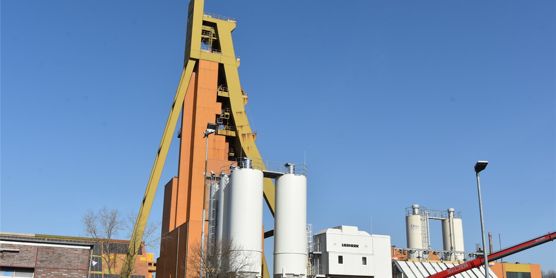 Die Stadt möchte den Förderturm auf der ehemaligen Zeche Monopol in Bergkamen erhalten. Das Schachtgerüst, die Maschinenhalle und die Grubenlüfter stehen unter Denkmalschutz und spielen eine wichtige Rolle beim Stadtmittekonzept.