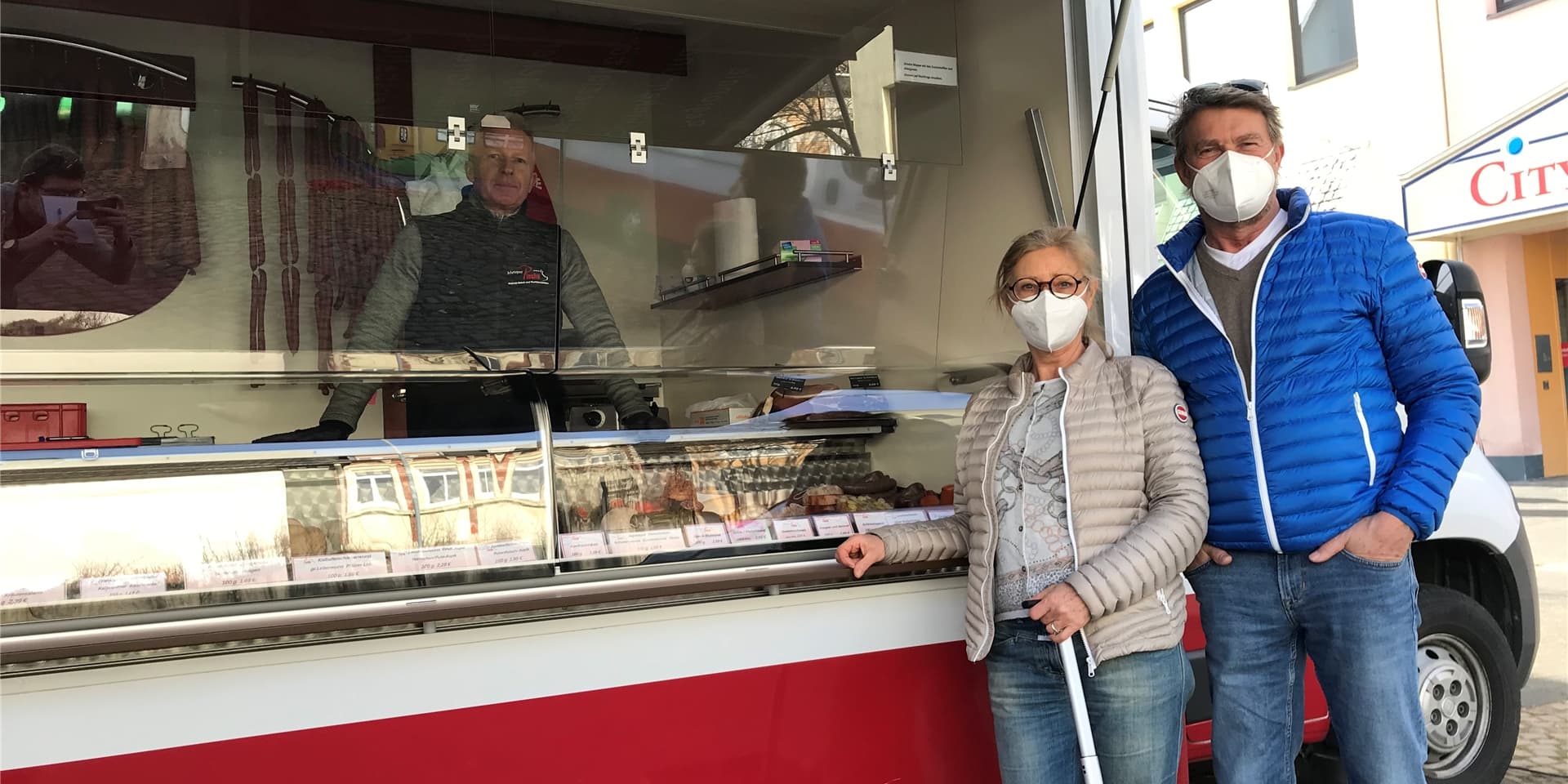 Als der Strom ausfiel, machten Jürgen Kruk und seine Frau Gabriele einen spontanen Spaziergang zum Wochenmarkt. In ihrer Firma konnten sie nicht weiterarbeiten, die Monteure kamen zurück. An den Ständen brodelte unterdessen die Gerüchteküche.