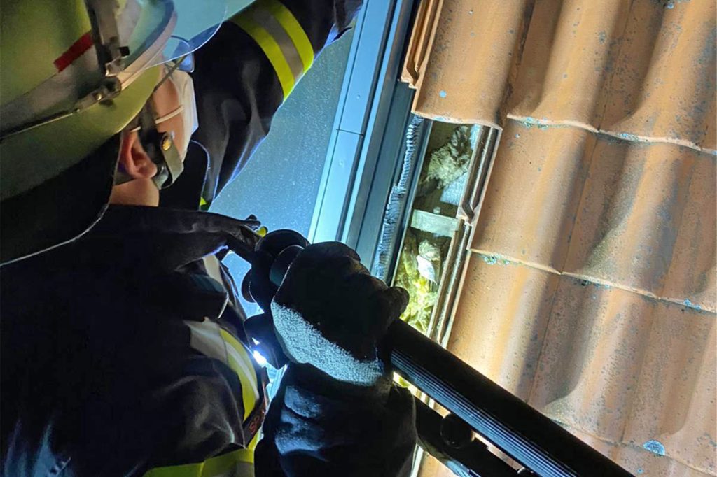 title attribut Vermutliche hatten die Schneemassen der vergangenen Woche die Dachpfannen eines Hauses an der Lüner Straße gelockert. Einige waren auf den Gehweg gefallen.