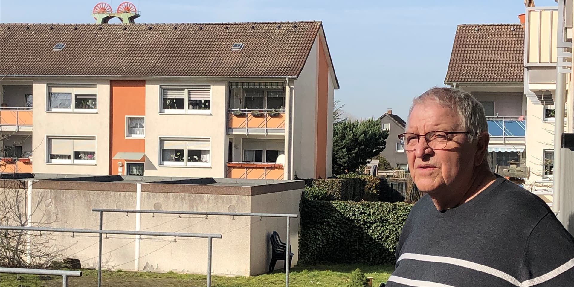 Bald wird Norbert Hollatz von seinem Balkon die Seilscheiben des Fördergerüstes von Haus Aden in Bergkamen-Oberaden nicht mehr sehen. Daraus zieht er Konsequenzen.