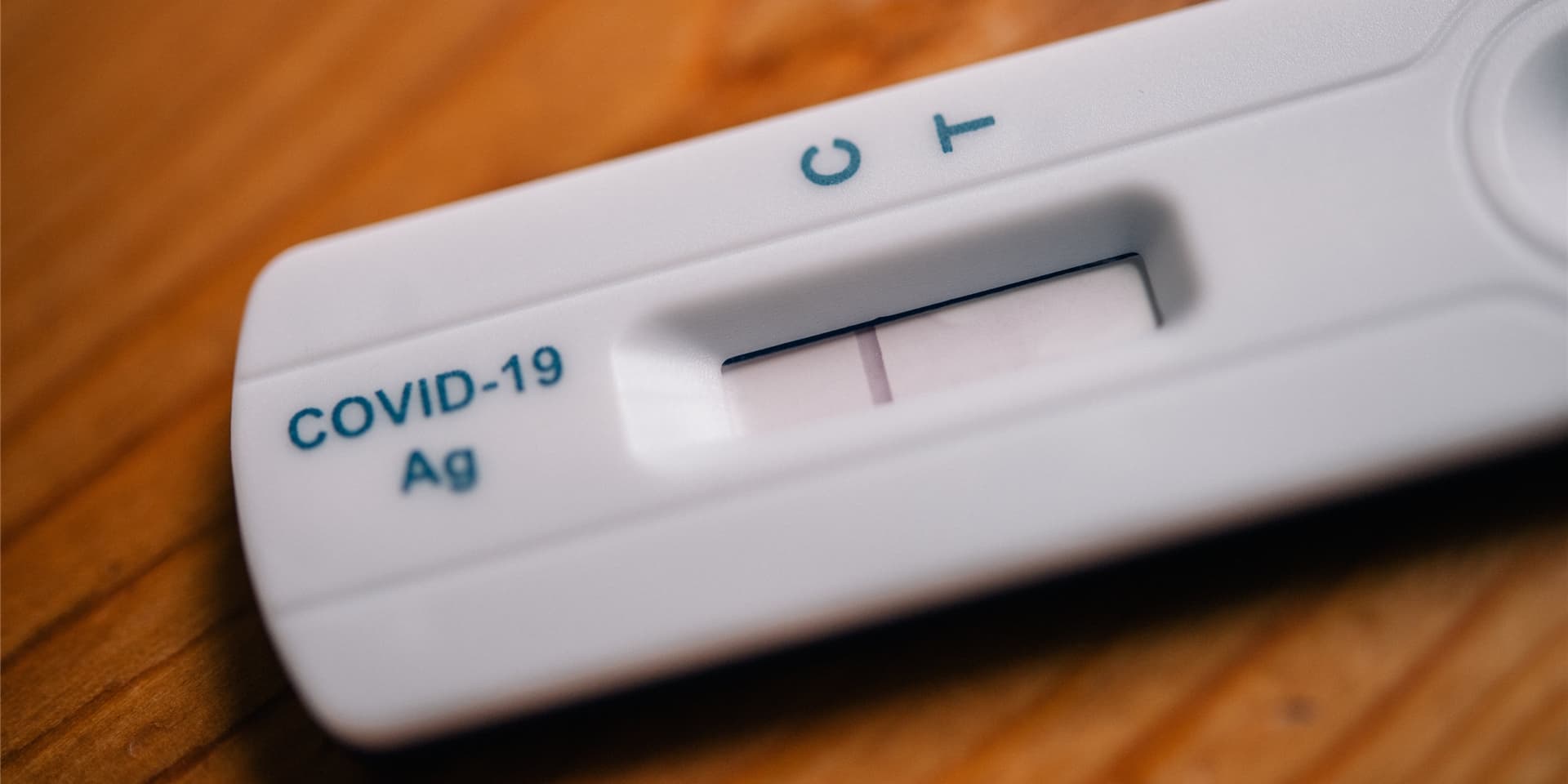 Optisch erinnert dieser Corona-Schnelltest an die handelsüblichen Schwangerschaftstests aus der Drogerie. Dort und in Apotheken und Supermärkten soll es den Test bald zu kaufen geben.