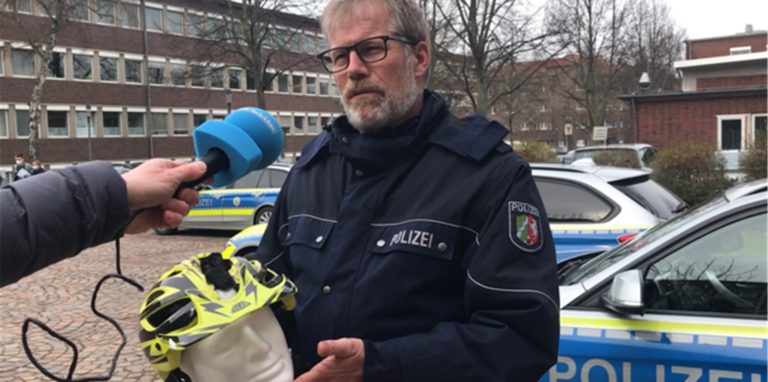 Polizeidirektor Ralf Ziegler zeigt anhand eines Helmes, welche Kräfte bei einem Unfall wirken.