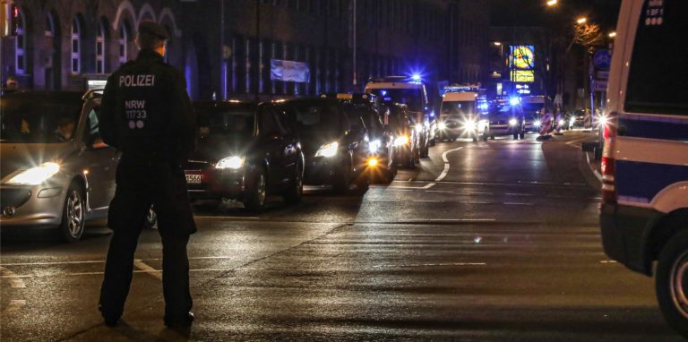 Statt der von den Querdenkern angekündigten 25 Kilometer-Proteststrecke ging der Autokorso der Impf- und Coronaschutz-Gegner nur über zehn Kilometer von der Eberstraße  in der Nordstadt einmal um den Wall und wieder zurück zur Eberstraße.