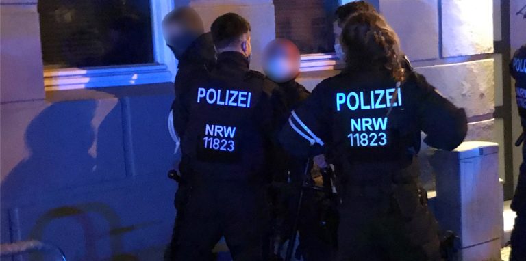 Ein 16-Jähriger ist am Dienstagabend wenige Meter von der Autokorso-Demo entfernt an einer Hauswand fixiert worden.