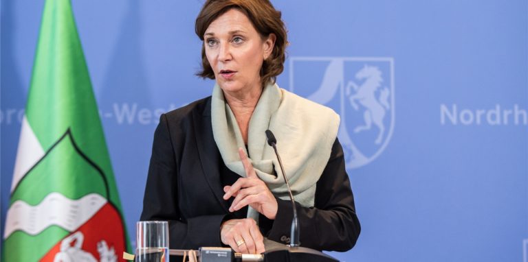 Schulschließungen: NRW-Bildugsministerin schießt gegen Dortmund