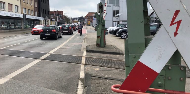 Auf der Cappenberger Straße möchte die Stadt eine „Protected Bike Lane“ testen. Teile der Politik finden diesen Versuch zu gefährlich – der ADFC findet den Ort genau deshalb richtig gewählt.