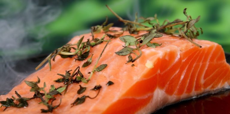 Saftigen Lachs gibt es mittlerweile auch in einer veganen Variante (Symbolbild).