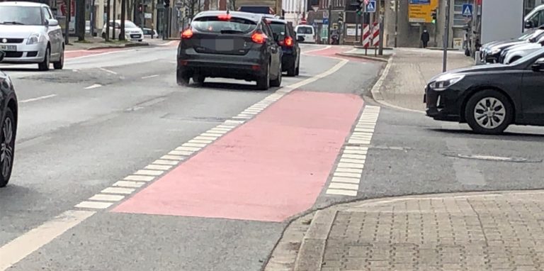 Auf der Cappenberger Straße möchte die Stadt eine „Protected Bike Lane“ testen. Teile der Politik finden diesen Versuch zu gefährlich – der ADFC findet den Ort genau deshalb richtig gewählt.
