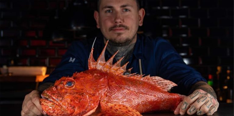 Küchenchef Pierre Beckerling vom Restaurant Iuma in Dortmund mit einem Drachenkopf-Fisch.