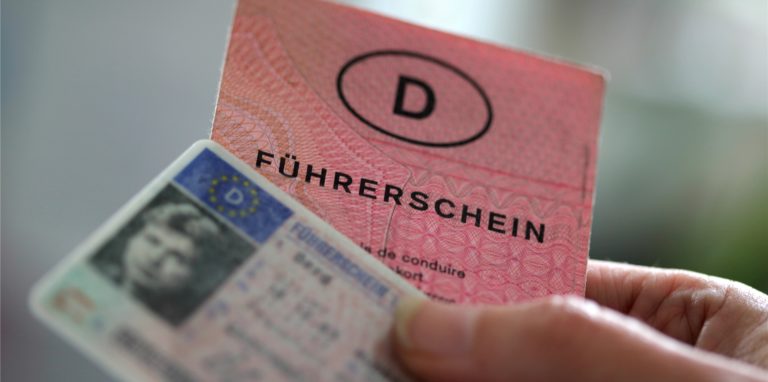 Ab Januar 2022 startet die Umtauschpflicht für alte Führerscheine. Sie läuft gestaffelt bis 2033.