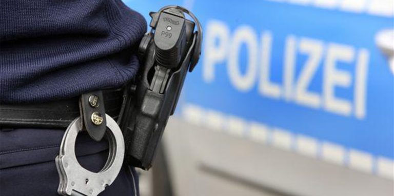 Die Polizei fahndet nach einem korpulenten Mann, der sich vor einer Frau entblößte.