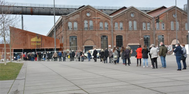 Die Schlange vor dem Impfzentrum ist in den vergangenen Tagen oft lang.