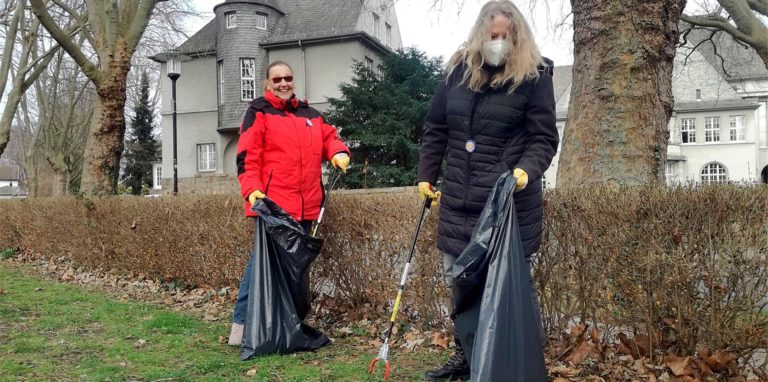 Oberschichtmeisterin Jutta Kriesten (l.) und die stellvertretende Bürgermeisterin Bianca Dausend (CDU) säuberten unter anderem die Grünananlagen vor dem Rathaus.