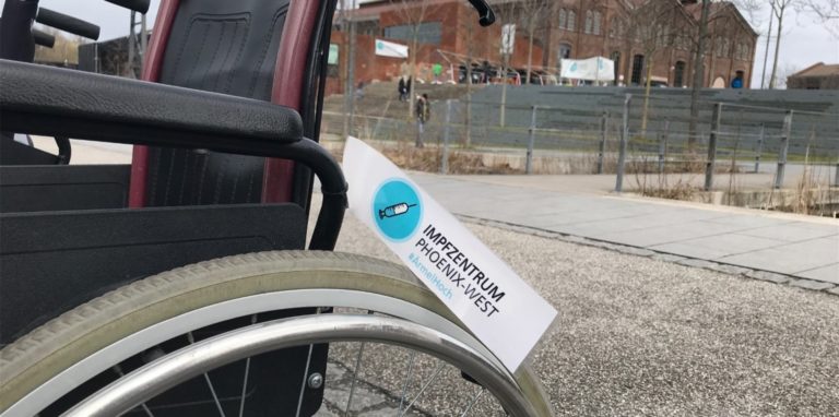 Für Senioren stehen extra Rollstühle bereit am Impfzentrum Dortmund auf Phoenix-West. Ins Gebäude kommen aber nicht alle, die einen Termin haben.