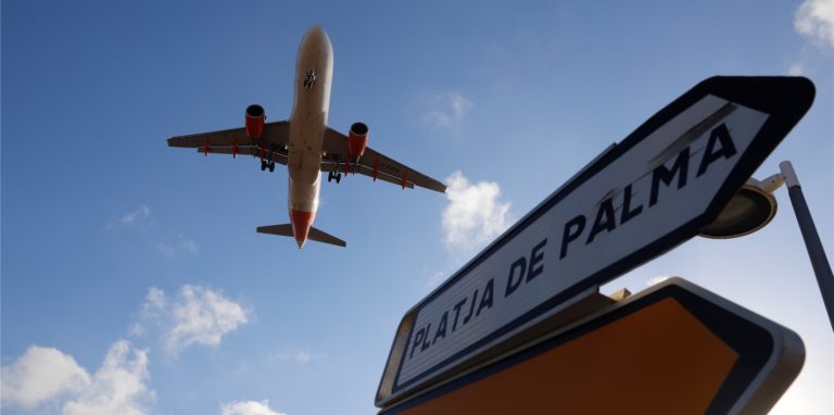 Nachdem die Reisewarnung aufgehoben wurde, fliegen Urlauber wieder nach Mallorca.