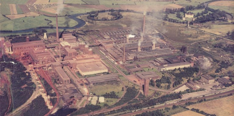 Das Lippewerk, hier eine Aufnahme um 1960, wurde ursprünglich zu 100 Prozent mit Kohlestrom beliefert. Während die alte Aluminiumhütte nun ein Recyclingzentrum ist, verschwindet nebenan mit dem Steag-Kraftwerk der ursprüngliche Energielieferant.