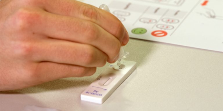 Vorsichtig müssen die Schüler eine Flüssigkeit auf den Teststreifen tröpfeln.