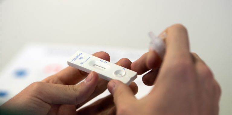 So sehen die Testkits der Firma Roche aus, die an den Schulen in NRW eingesetzt werden. Auf das rechte Feld wird eine Lösung mit Nasensekret getropft. Erscheinen zwei Striche bei „C“ und „T“ ist der Schnelltest positiv.
