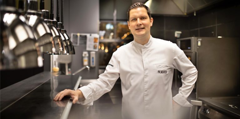 Der Dortmunder Sternekoch Michael Dyllong in der seit Monaten verwaisten Küche seines Restaurants Palmgarden in der Spielbank Hohensyburg