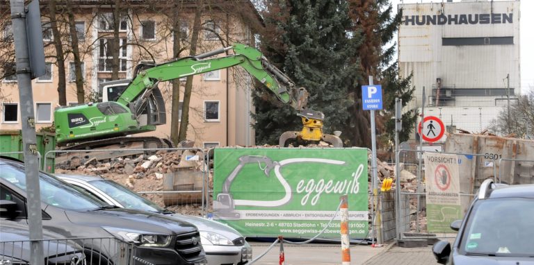Wie ein Sieger thront der Abrissbagger auf dem Schutthaufen: Die „Bronx von Schwerte“ im oberen Senningsweg liegt in Schutt und Asche.