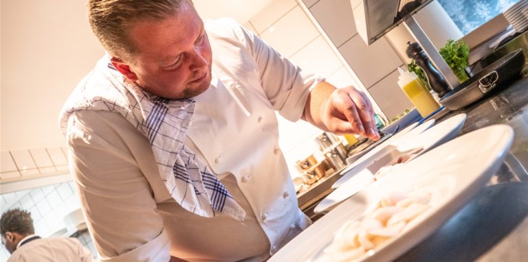 Küchenchef Dirk Grammon konzentriert bei der Arbeit. Er ist stolz auf den Stern, sagt aber: „Wir kochen für die Gäste, nicht für die Tester.“
