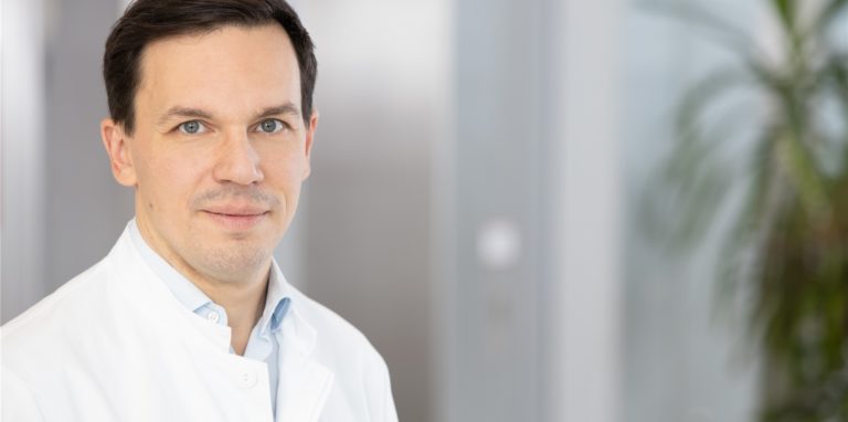 Infektiologe Dr. Simon Larrosa-Lombardi vom Klinikum Westfalen: Aktuell steigen die Infektionszahlen besonders stark bei etwas jüngeren Menschen etwa bis zum Alter von 60 Jahren.