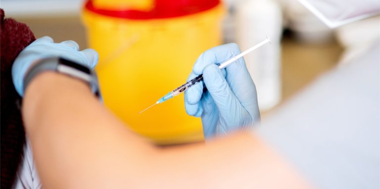 Aktuell werden die Pädagogen nicht in den eigentlich dafür vorgesehenen Sporthallen gegen das Coronavirus geimpft.