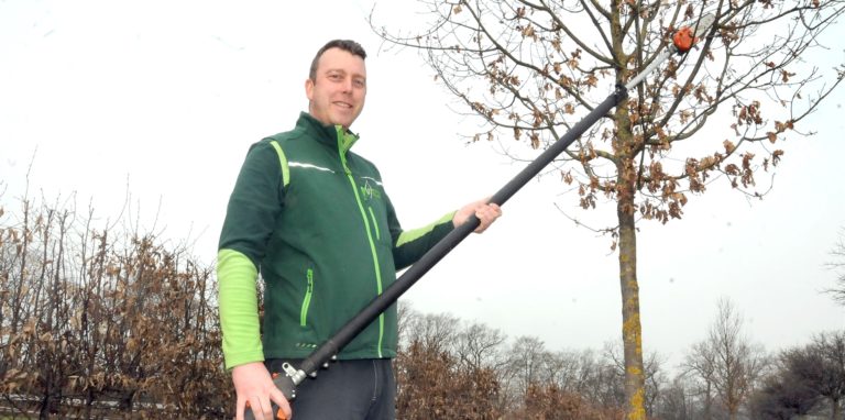 Bis auf eine Länge von vier Metern kann Gärtnermeister Heiner Knostmann (41) den Teleskopstab seines Hochentasters ausziehen.