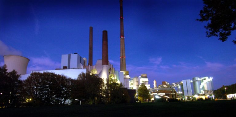 Das Steag-Kraftwerk Im Abendlicht. Längst ist nur noch ein Torso geblieben, der am Sonntag gesprengt werden wird.