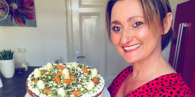 Für Ostern hat Backbloggerin Angie in diesem Jahr das alte Rezept einer Mandarinen-Schmand-Torte in eine Pfirsich-Schmand-Torte verwandelt.