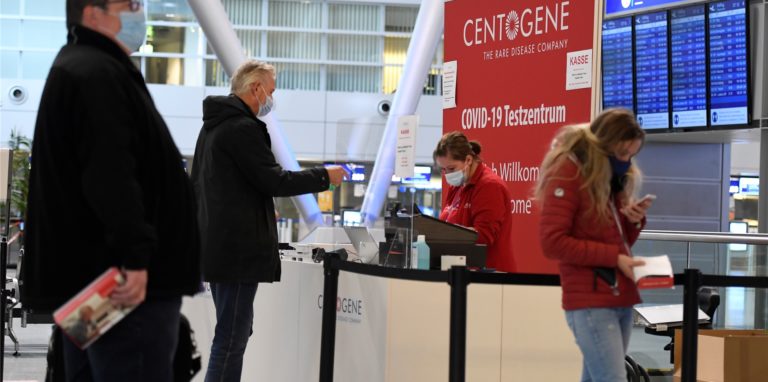 Für Flug-Rückkehrer besteht bald eine Corona-Testpflicht.