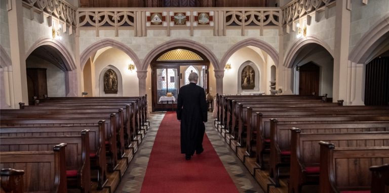 39 Prozent der befragten katholischen und evangelischen Kirchenmitglieder gaben an, dass der intransparente Umgang mit Missbrauchsvorwürfen für sie ein möglicher Grund für ihren Austritt wäre.