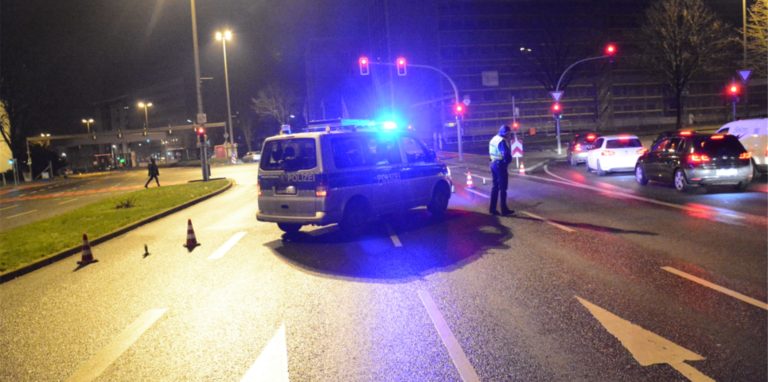 Mit Schwerpunkt-Kontrollen und Straßensperrungen geht die Dortmunder Polizei gegen Raser am Wall vor.