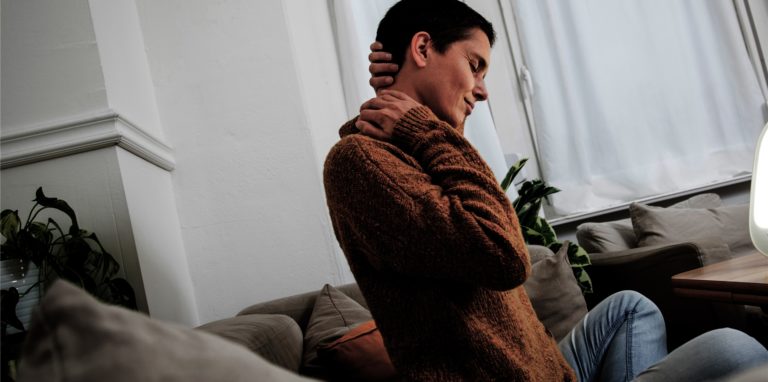 Unter dem Begriff Long Covid fallen anhaltende Spätfolgen einer Covid-19-Infektion. Dazu zählen etwa Müdigkeit, Konzentrations­schwäche oder Schmerzen in Muskeln und Gelenken.