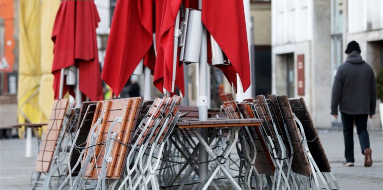 Immer mehr Politiker und Experten fordern einen härteren Lockdown.