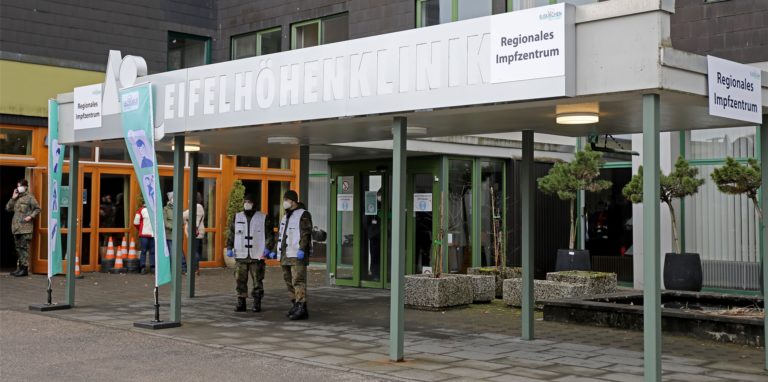 Der Fall war dem Gesundheitsamt laut Kreis am vergangenen Freitag durch den verantwortlichen Arzt des regionalen Impfzentrums gemeldet worden