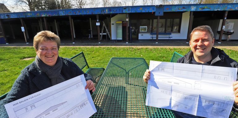 Auf dem Papier ist das Flachdach bereits entstanden, jetzt geht es an die Umsetzung. Architektin Sabine Kock und Geschäftsführer Dirk Weise zeigen, wie das Freibad-Gebäude später aussehen soll.