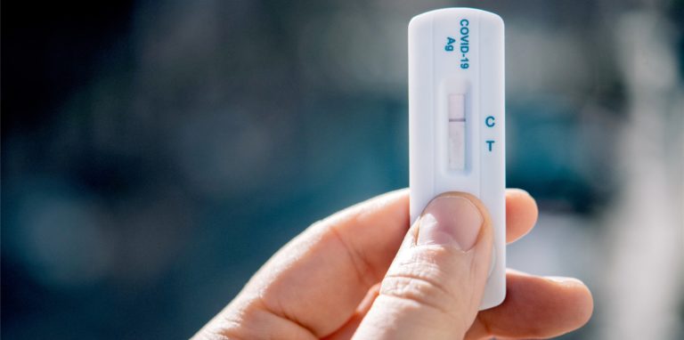 Die Nachfrage ist höher als das Angebot: Viele Corona-Selbsttests sind vergriffen oder werden zu extrem hohen Preisen angeboten.