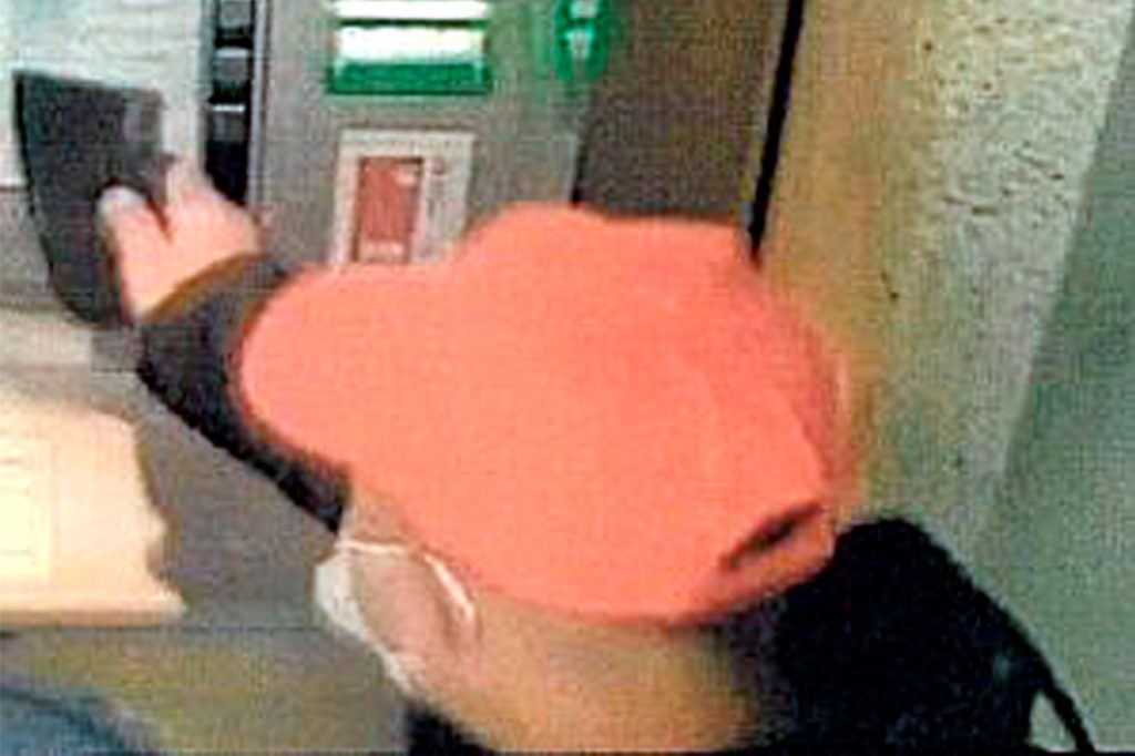 title attribut Mit diesem Foto der Überwachungskamera sucht die Polizei den Tatverdächtigen vom Trickdiebstahl am 10. Oktober 2020 in der Volksbank Schwerte.