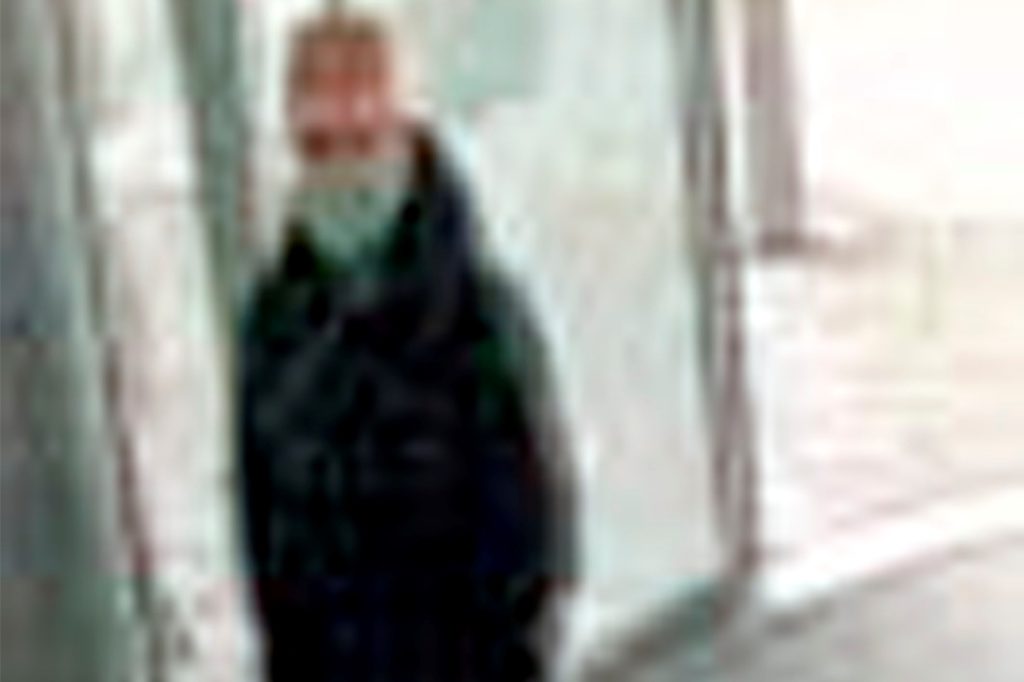 title attribut Mit diesem Foto der Überwachungskamera sucht die Polizei den Tatverdächtigen vom Trickdiebstahl am 10. Oktober 2020 in der Volksbank Schwerte.