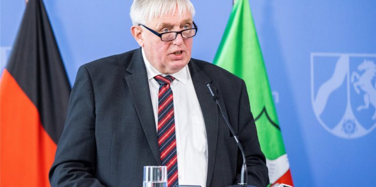 Karl-Josef Laumann (CDU), Gesundheitsminister von Nordrhein-Westfalen, spricht während einer Pressekonferenz.