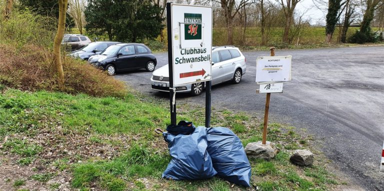 Diese Müllsäcke standen an der Einfahrt zum Parkplatz der Kampfbahn Schwansbell: Nicht der einzige Müll, der auf der Anlage zu finden ist.