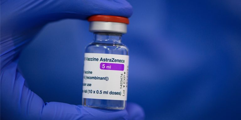 Eigentlich sollten die Corona-Impfungen mit dem Präparat von Astrazeneca endlich Fahrt aufnehmen – aber nun kommt erst mal eine vorsorgliche Bremse.