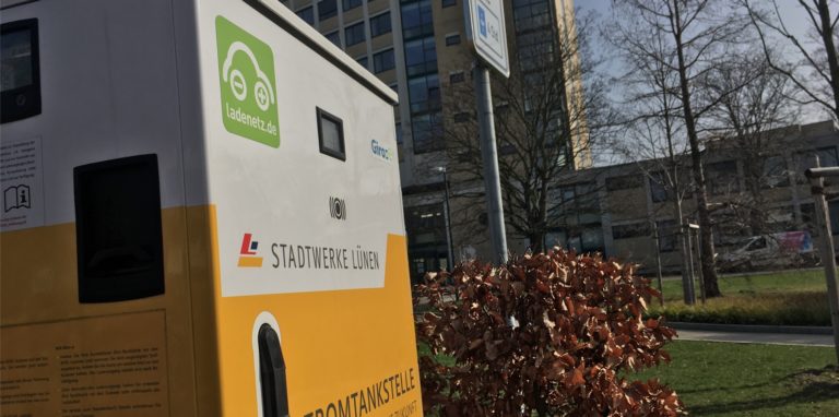 Hinter dem Rathaus haben Vandalen zugeschlagen.