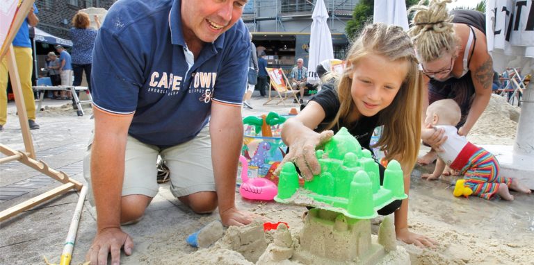 Nur Sandburgen bauen, wie hier bei einer Beachparty in der Marina Rünthe, ist gratis: Ein Eigenheim will für Familien finanziert sein.