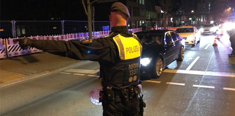 Zahlreiche Autos sind vom Wall auf die Rheinische Straße und von dort auf einen Platz am U-Turm abgeleitet worden, wo Polizisten die Wagen kontrolliert haben.