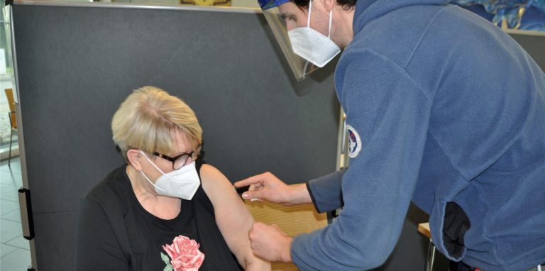 Zum Schluss gibt`s ein Pflaster: Doris Hasse ist von Dr. Stephan Wismann im Gemeindehaus St. Norbert geimpft worden. Dort waren am Samstag (3.4.) acht Impfstraßen eingerichtet worden.