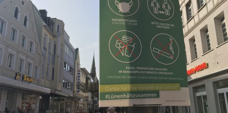 Schilder weisen in der Lüner Innenstadt auf die Corona-Regeln hin.