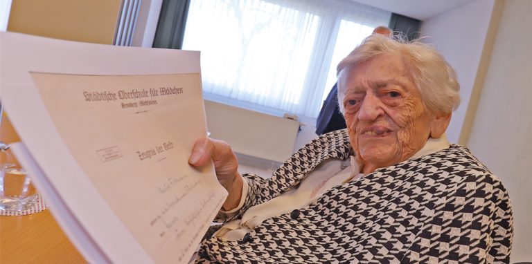 Abitur vor 80 Jahren: Die 98-jährige Maria Lülff aus Fröndenberg zeigt eine Kopie ihres Reifezeugnisses, das ihr ein Studium der Pharmazie hätten ermöglichen sollen.