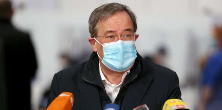 Armin Laschet, Ministerpräsident von Nordrhein-Westfalen, spricht während einer Pressekonferenz im Aachener Impfzentrum.